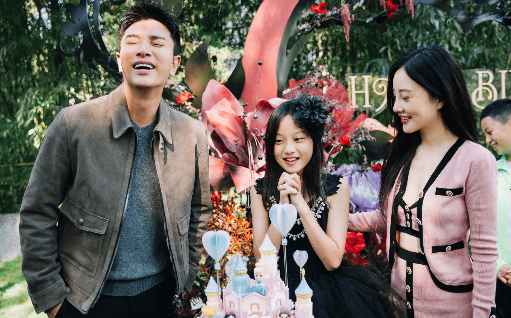 李小璐分享为女儿甜馨庆祝11岁生日的温馨画面！ 李小璐贾乃亮离婚后首晒全家福(图4)