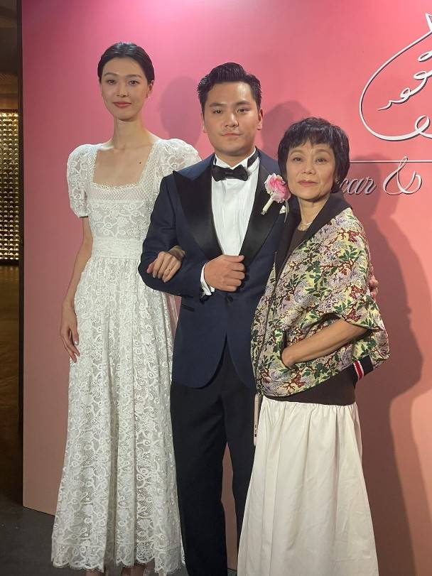 70岁的张艾嘉荣升“婆婆”，儿子王令尘与相恋7年的29岁内地超模游天翼举办盛大婚礼(图2)
