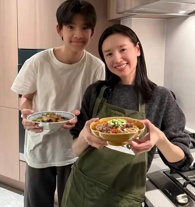 董洁儿子近照曝光：身穿白色T恤搭配黑色短裤，脚上穿着平底鞋加白色长筒袜(图5)