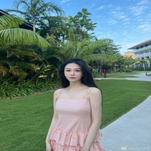 邱淑贞女儿沈月微博晒美照 网友夸赞：“遗传了妈妈，美貌不输！”